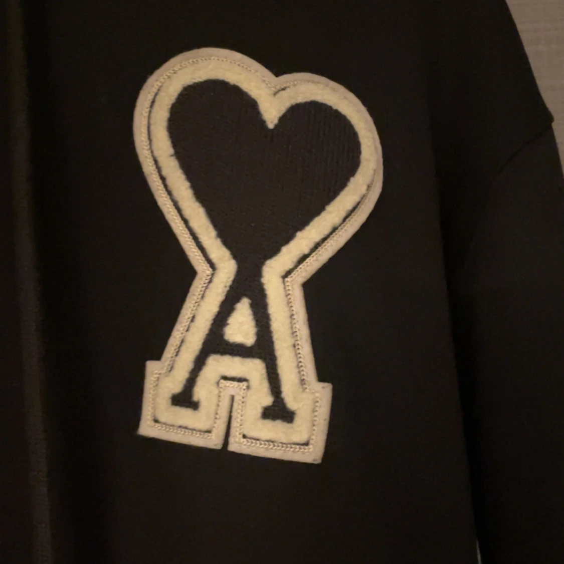 Svart hoodie från Ami med hjärtlogo - 1
