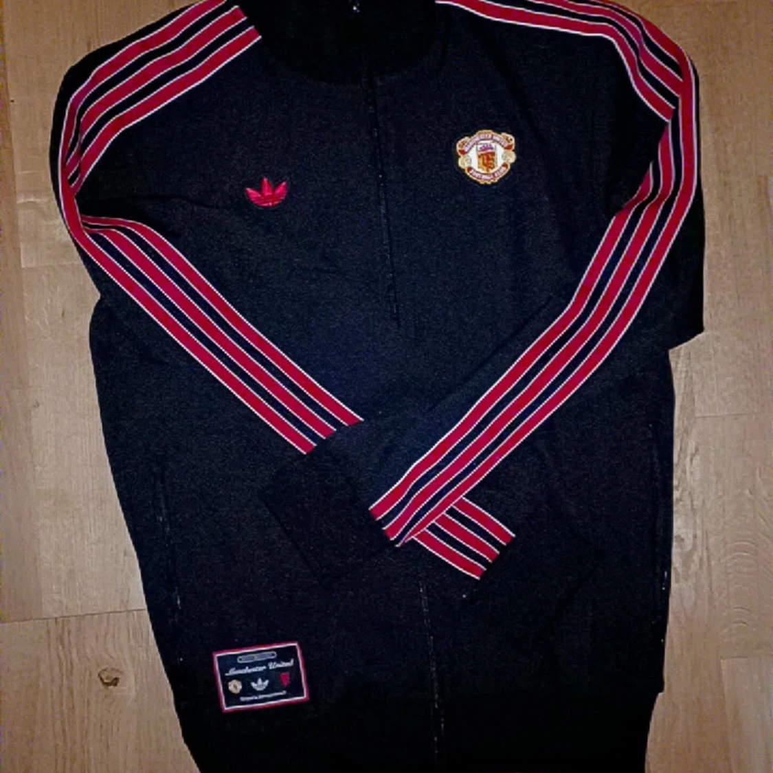 Manchester United x Adidas svart ziptröja helt ny  - 4