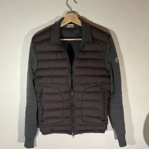 Moncler cardigan   - Sjukt snygg Moncler cardigan.😁 riktigt bra skick och väldigt bra pris.🫡
