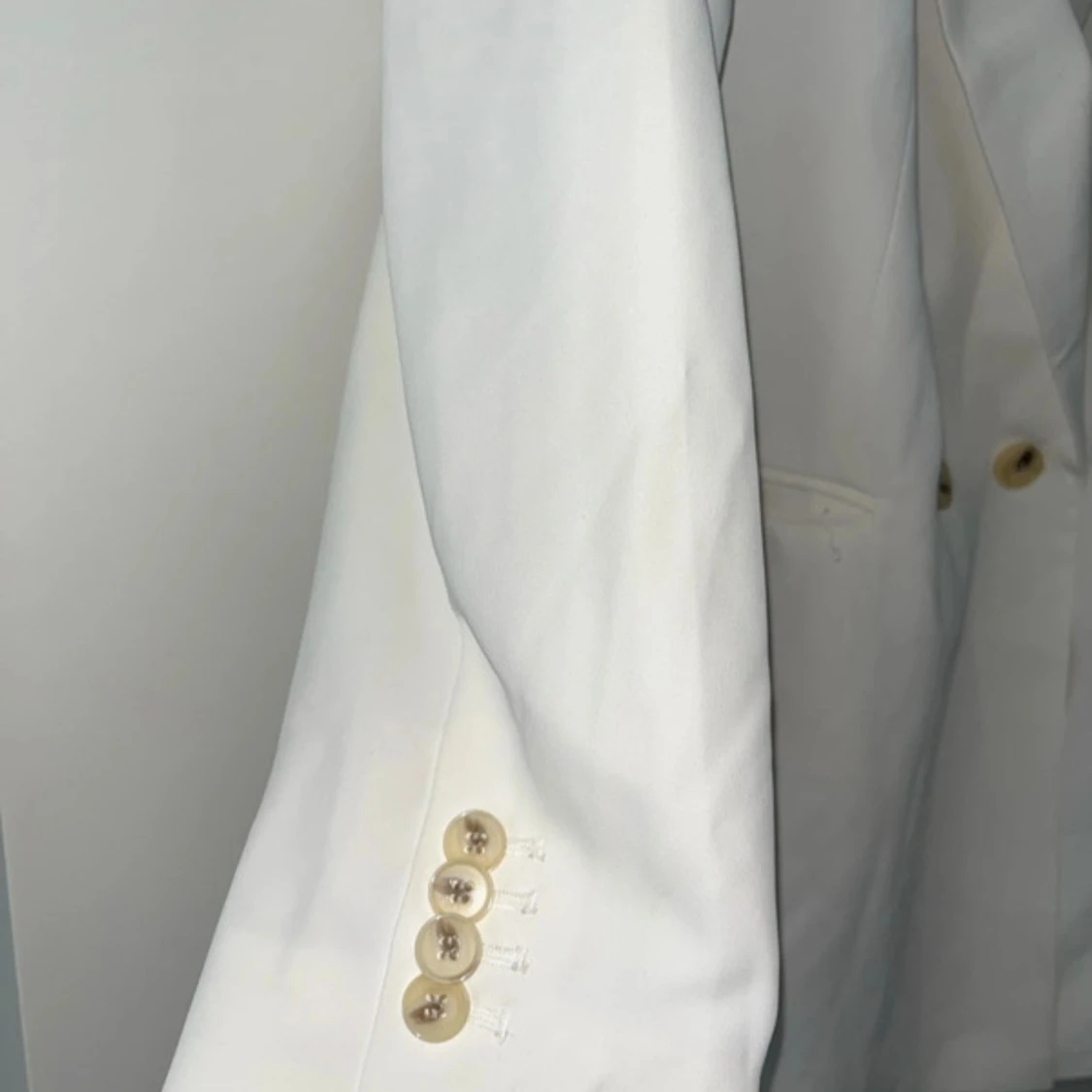 Vit kavaj med knappar - 2