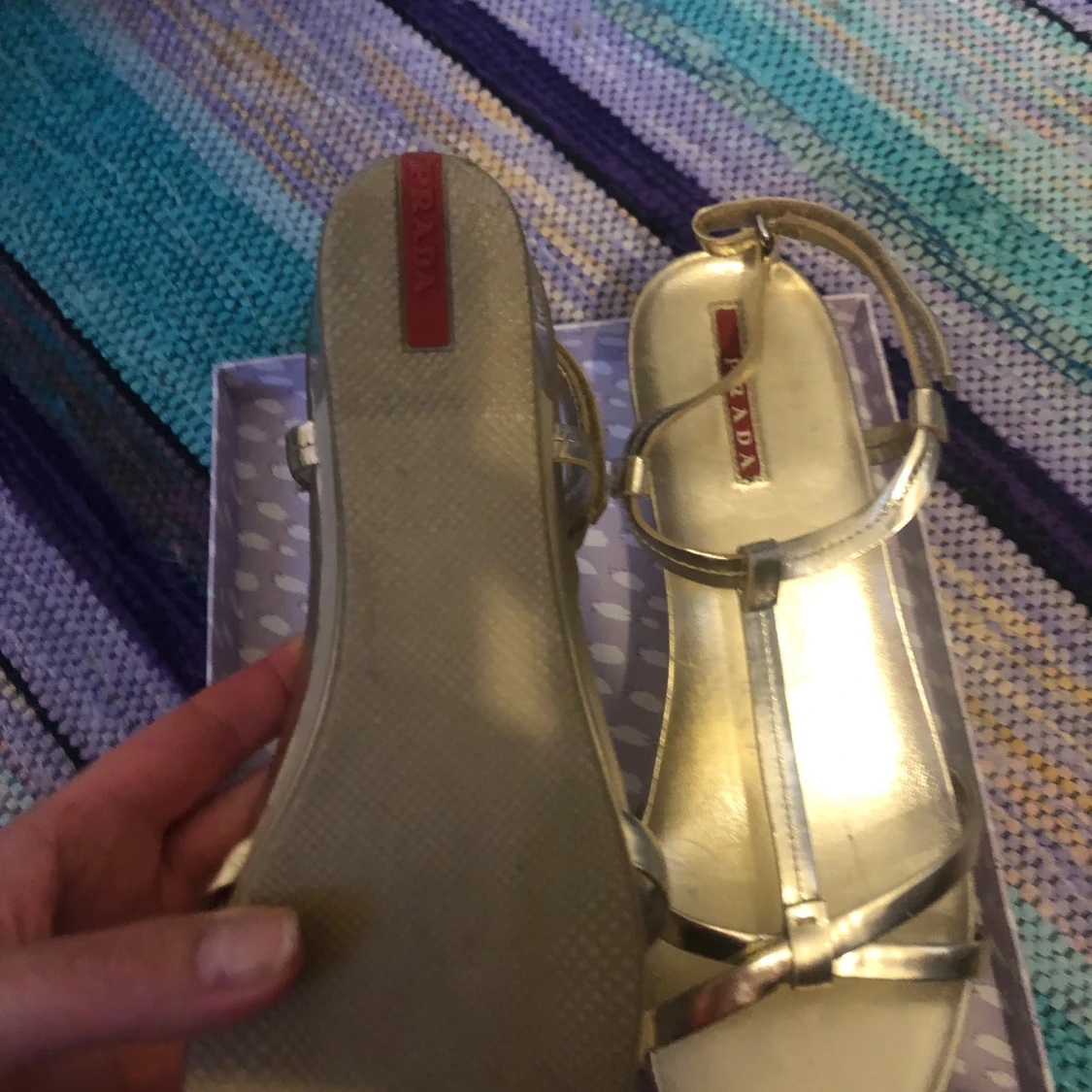 Guldiga sandaler från Prada - 2