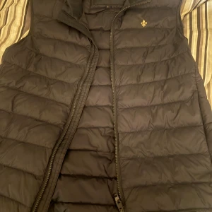 Mörkblå Morris väst - Morris väst köptes i sommras. Fint skick, bara skriva om du har frågor och funderingar !! Nypris 2300!!!!