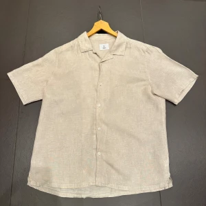 Linneskjorta - Beige linneskjorta ifrån bläck i mycket bra skick! Storlek: L