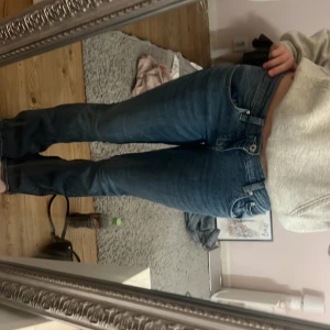 Low waist jeans  - Low waist jeans från Gina tricot i storlek 36, jätte snygga! Inte andvänt särskilt mycket 
