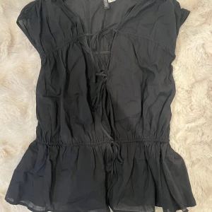 Svart blus med snörning  - Svart blus med snörning helt ny