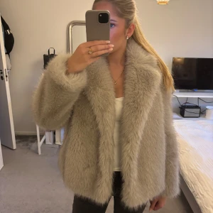 Beige pälsjacka från Zara - Säljer nu min fluffiga och trendiga beiga pälsjacka från Zara. Har aldrig använt den utomhus så den är i helt nyskick. Säljer den då den aldrig kommit till användning 😊 Jätte gosig och perfekt ny till vintern! Väldigt stylisch 