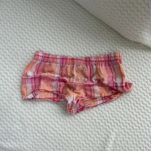 LTL lågmidjade shorts  - Ett par shorts från Love to Lounge i storlek M. Kan upplevas mindre i storlek. Rakt över midjemått: ca 35cm. Jag fraktar inom 24h. Se liknande plagg i min profil! 