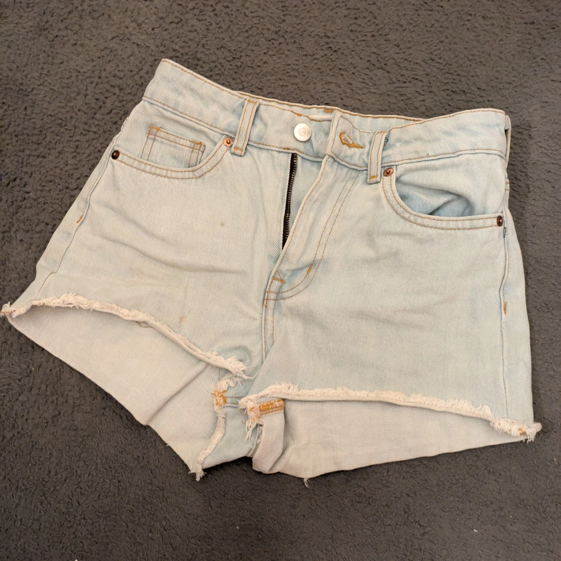 Ljusblå denimshorts med fransig kant