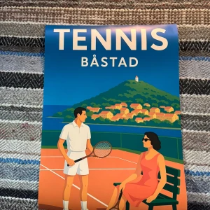 Med koden Ibis2 får du 60% rabatt på deras hemsida - Poster från PostPosters med trycket tennis Båstad. Helt ny i förpackningen.                                Storlek: 50x70.  Använd koden Ibis2 på deras hemsida och få 60% rabatt på valfri poster