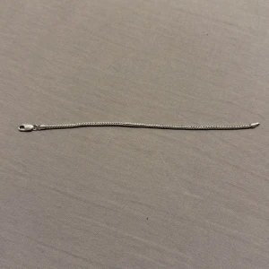 Klassiskt silver armband - Stilrent och enkelt armband i silver med tunn kedja och smidig karbinhake. Perfekt för dig som gillar minimalistiska smycken och vill ha något som funkar till allt. Passar både ensam eller i kombination med andra armband.