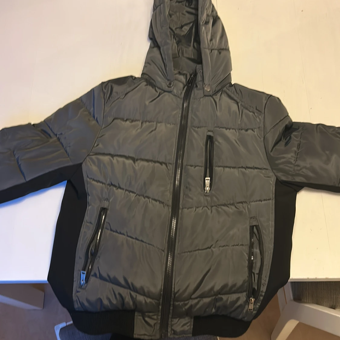 Grå pufferjacka från Guess med huva - 3