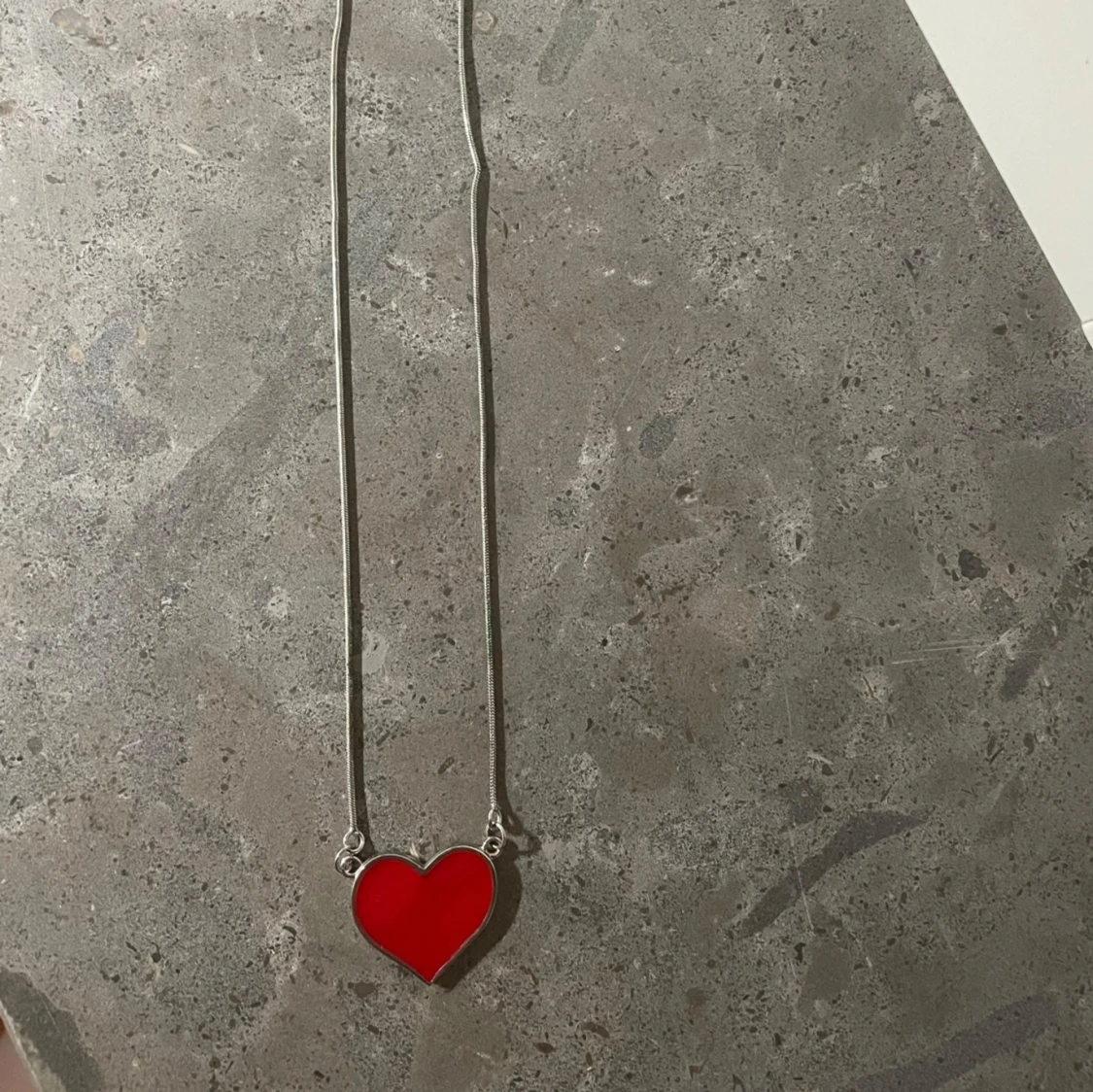 Halsband med rött hjärta