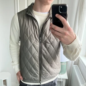 Oscar Jacobson vest  - Oscar Jacobson vest i storlek 50 vilket är ungefär M. Modellen är 180 cm 75 kg. Vesten är grön missfärgad i kragen. Märks inte jätte mycket när man böjt ned den men märks i vanliga falll. 
