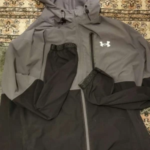 Grå och svart vindjacka Under Armour - säljer nu min jacka använt den drygt 6 månader 