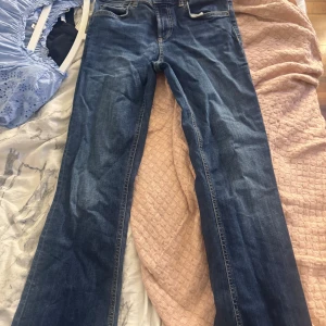 Zara jeans - Säljer ny två av mina Zara jeans, säljs tillsammans, de svarta är mid o de andra är low/mid. Zaras populära jeans som inte säljs längre. 300 för båda 