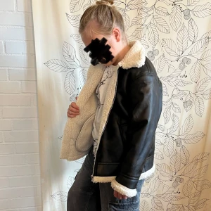 Fodrad läderjacka - Mörkbrun fodrad läderjacka från H&M i nyskick. Endast använd någon enstaka gång. Storlek 158/ 12-13år. Skulle säga att den passar XS  Kolla gärna in mina andra artiklar också för en Bundle-rabatt😊