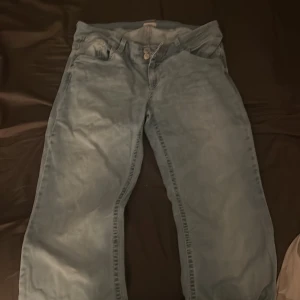 Ljusblå jeans från Nelly med brodyr - Ljusblå jeans från Nelly.  Lågmidjade och bootcut, storlek 42-44