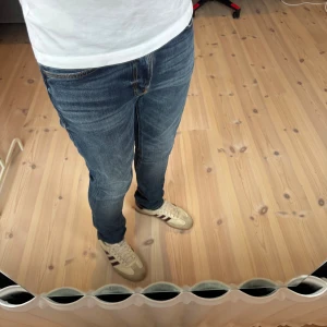 Nudie jeans - Ett par Nudie jeans i modellen Lean dean. De är i fint skick och i storlek W30 L30. Hör gärna av er vid frågor och funderingar!🤗