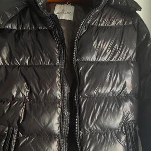 Svart Maya - Svart Maya med nfc. Kommer med dustbagen. Passar M.