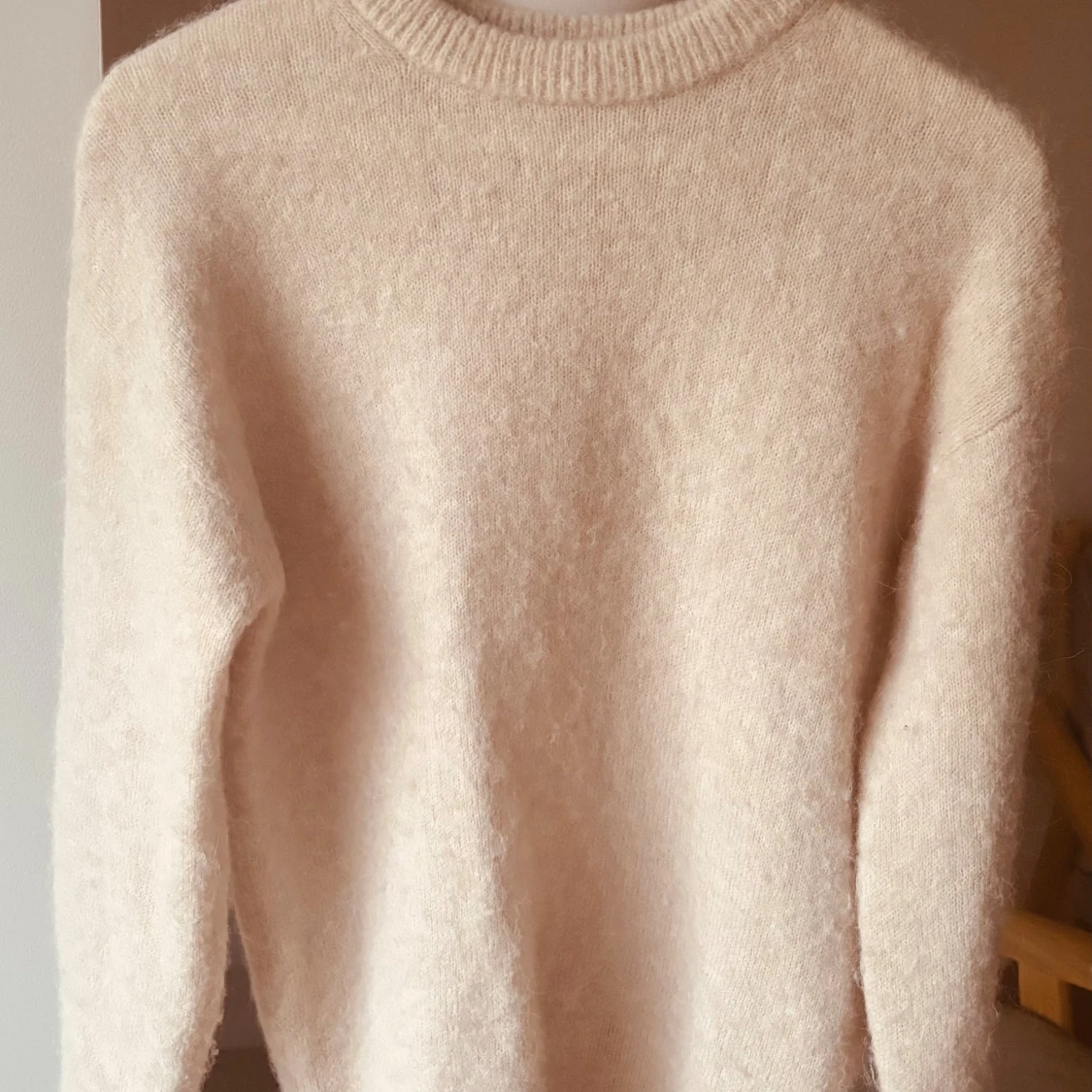 Beige alpaca blend stickad tröja med rund hals