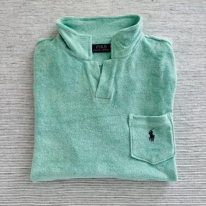 Pikétröja Polo Ralph Lauren - 👕Pikétröja  Märke: Polo Ralph Lauren Skick: 10/10 - Helt ny Storlek: L Pris: 900 kr 📦Skickas omgående eller hämtas i Lidköping  🧾Kvitto finns  🤔Frågor eller funderingar?  Då är det bara att höra av sig via dm eller maila till marloefashion@gmail.com  Tack för att du handlar hos Marloé Fashion.