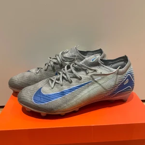 Nike mercurial fotbollsskor - Säljer ett par nike mercurial fotbollsskor i storlek 44. Dom är i bra skick förutom att dom gått sönder lite längst upp i plösen eftersom jag knyter på ett speciellt sätt. Annars är dom i bra skick och väldigt bekväma. Köpta från unisport!