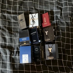 Parfym samples  - Tre snygga miniflaskor från Versace: Eros, Eros Flame och Man Eau Fraiche. Perfekta att ta med i väskan eller testa olika dofter. Stilren design och ikonisk Versace-känsla. Perfekt för dig som vill prova något nytt eller samla på minisar.