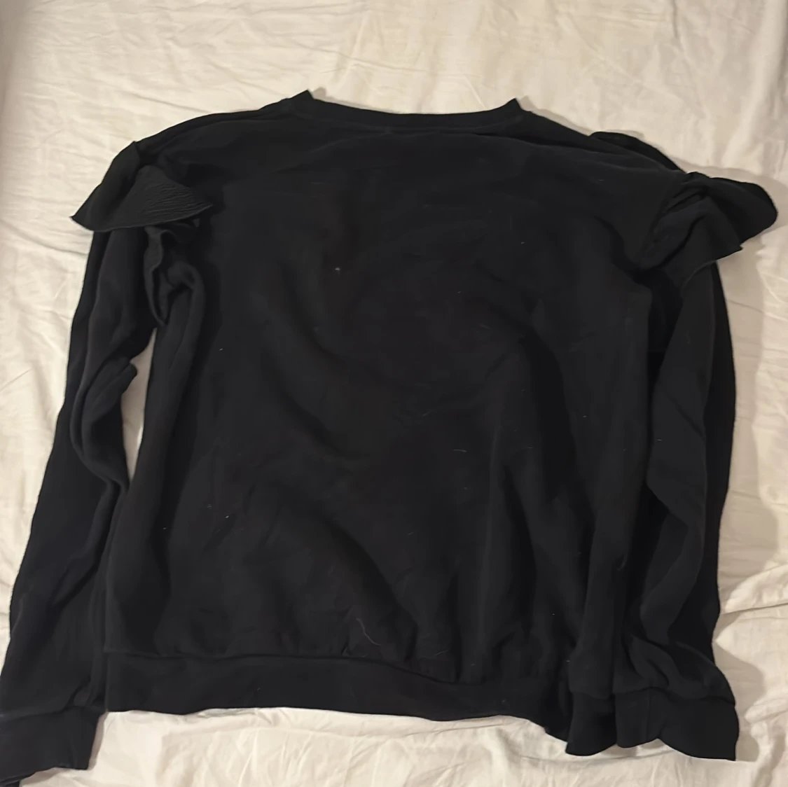 Svart sweatshirt med volang från H&M - 1