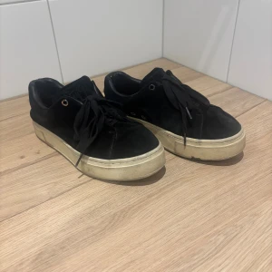 Svarta mockasneakers från Eytys  - Svarta sneakers med tjock sula, från Eytys. Bekväma och snygga