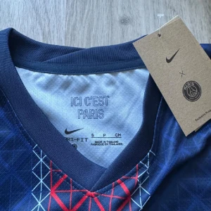 PSG matchtröja Nike blå röd  - Paris Saint-Germain fotbollströja som är helt ny och aldrig använt storlekarna finns mellan S till XL, priset kan diskuteras