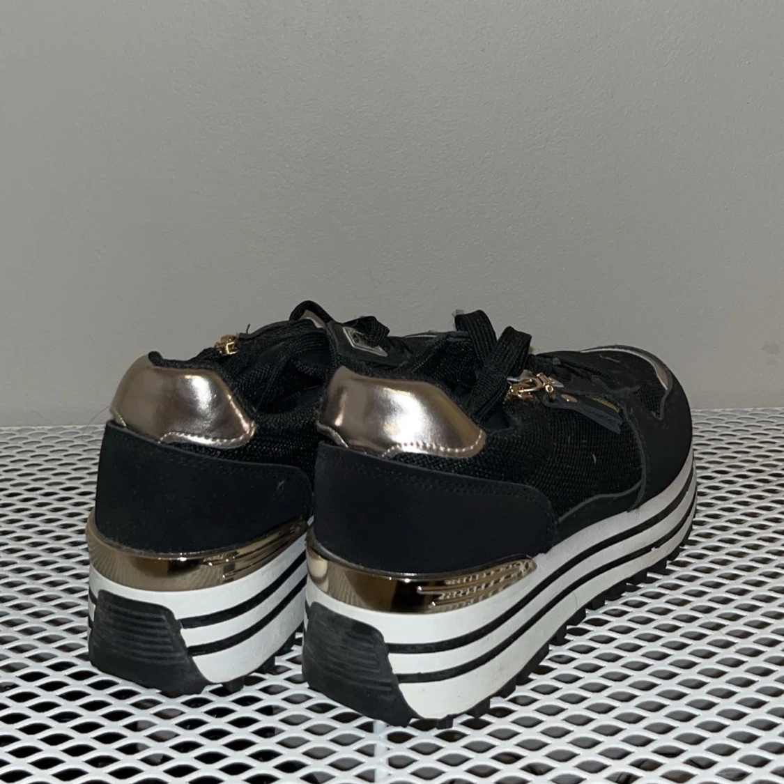 Svarta sneakers med guldiga detaljer - 1