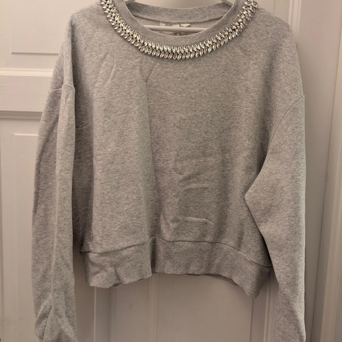 Grå sweatshirt med glittriga stenar XL