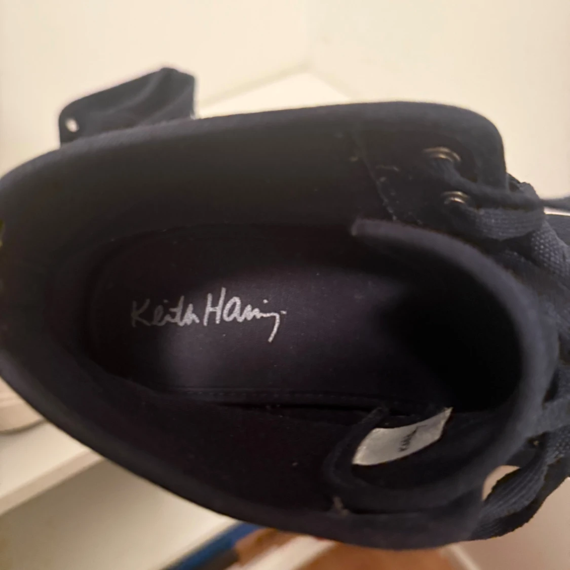 Keith Haring x H&M svarta sneakers - 2