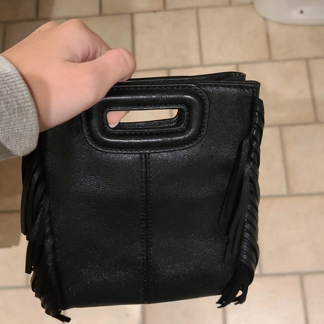 Svart väska med fransar från Maje