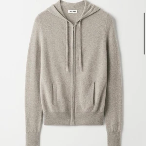 Soft Goat stickad zip hoodie - Säljer min stickade hoodie ifrån Soft Goat, perfekt skick aldrig använd/tvättad, nypris 2695!