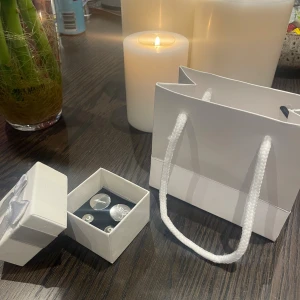 Knappar  - Alla som är ivriga efter produkten så behöver ni inte vänta länge till. Släpps den 26 november🤪