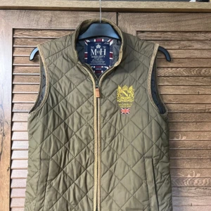 Morris väst - Tja! Säljer min fina Morris väst. Storlek S. Superfint skick. Hör av dig vid minsta fråga eller fundering.