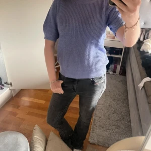 Ljuslila stickad tröja från Vero Moda - Superfin ljuslila stickad tröja från Vero Moda med korta ärmar och rund hals. Tröjan har en ribbad struktur och är i mjukt material!