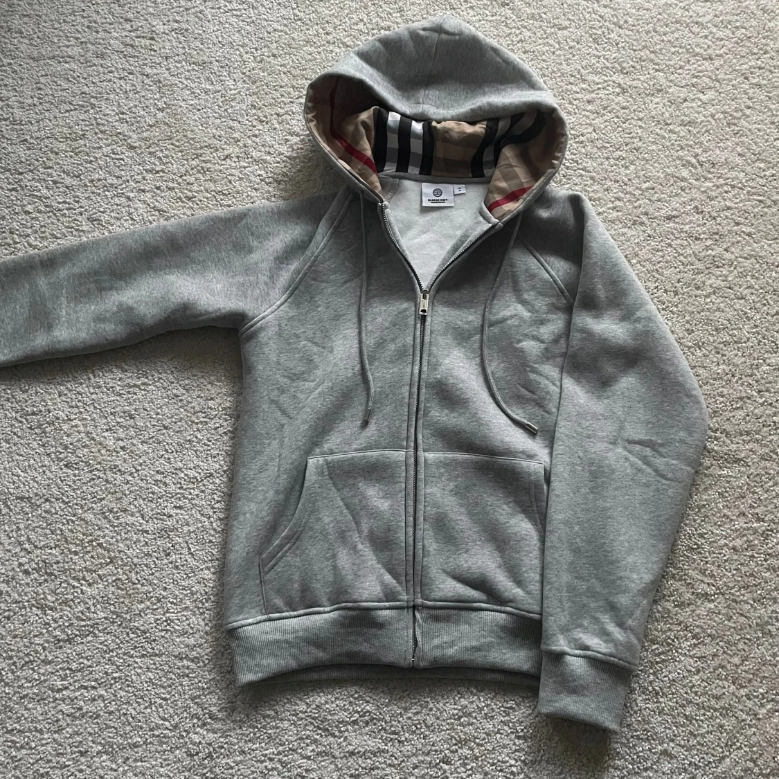 Grå hoodie från Burberry med dragkedja