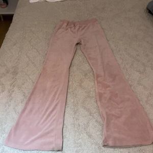 rosa mjukisbyxor  - Smutsiga längst ner på foten men kanske går bort har inte försökt, samma med en liten fläck vid låren inte testat om de går bort men är bara med penna som de blivit annars bra skick