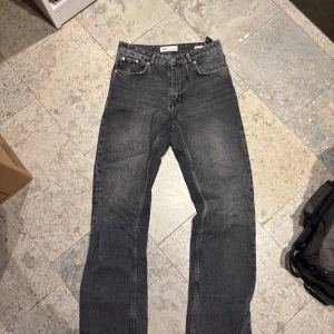 Svarta raka jeans från Zara - Säljer ett par svarta jeans från Zara med klassisk femficksdesign och raka ben. Jeansen har en något tvättad look och normal passform. Perfekta till en avslappnad stil och funkar året runt.