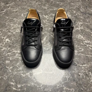 Giuseppe Zanotti - Säljer ett par otroligt snygga skor från det exklusiva italienska märket Giuseppe Zanotti. Skorna är i mycket bra skick, skulle säga ungefär 8,5/10 och är byggda med otrolig kvalité så dom kommer vara länge i din garderob! Nypris ligger på ungefär 6-7000kr men vi säljer våra för endast 1699 och kan gå ner i pris vid snabb affär!