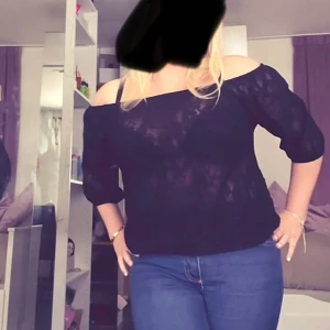 Svart offshoulder spets topp - Säljer en svart blus med offshoulder och halv spets. Toppen har korta ärmar och en elastisk kant runt axlarna .  Perfekt för en fin middag eller fest! Den är både bekväm och något extra! Använd en gång och säljer denna pga passar inte min strl!