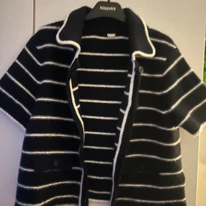 Svartvit randig kofta från KappAhl - Kortärmad, marinblå randig kofta. Super söt!