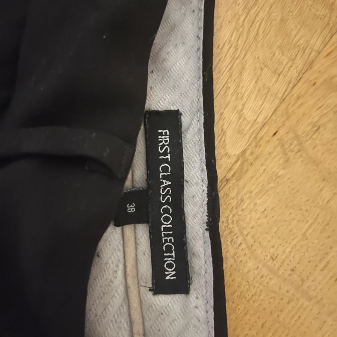 Svarta kostymbyxor från First Class - 1