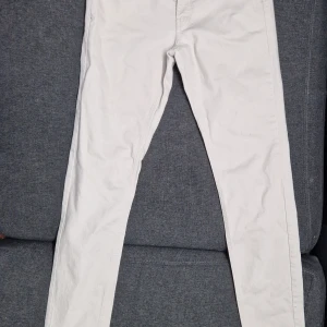 Vita skinny jeans – stilrena & fräscha (W31 / L ungefär 32) - Snygga vita skinny jeans i storlek W31, i mycket bra skick – använda endast 1–2 gånger. Stretchigt material (98 % bomull, 2 % elastan) som ger perfekt passform utan att sitta för tight. Passar till allt – hoodie, skjorta eller t-shirt – och ger en clean, somrig och modern look. Perfekta för streetwear, fest eller vardagsstil.   Snabb leverans  Öppen för bud & paketpris vid flera köp  Storlek: W31  Modell: Skinny fit  Skick: Mycket bra (använda 1–2 gånger)  Material: 98 % bomull / 2 % elastan