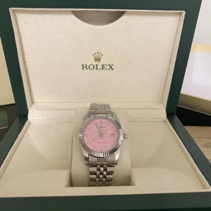 En stilren klocka  - Hej jag säljer min fina klocka den är i jätte bra skick box papper allt följer med jätte fin klocka perfekt för dig som vill ha något unikt passar till vardag och fest 