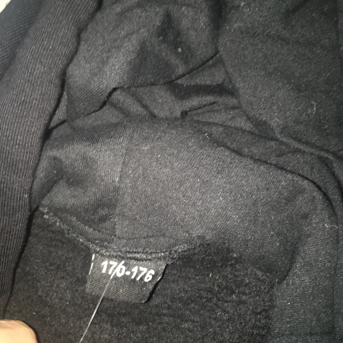 Svart  hoodie med tryck - 2