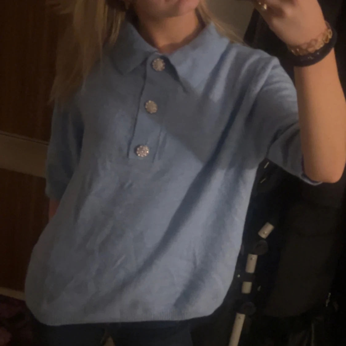 Ljus blå tröja med diamant knappar 