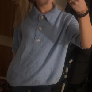 Ljus blå tröja med diamant knappar  - Ljusblå stickad tröja med diamant knappar storlek S